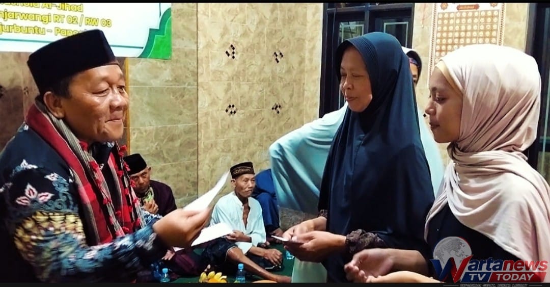 PJ Kepala Desa Tajurbuntu menghadiri peringatan Maulid Nabi Muhammad SAW dan santunan yatim dhuafa di Musala Al Zihad Banjarwangi.