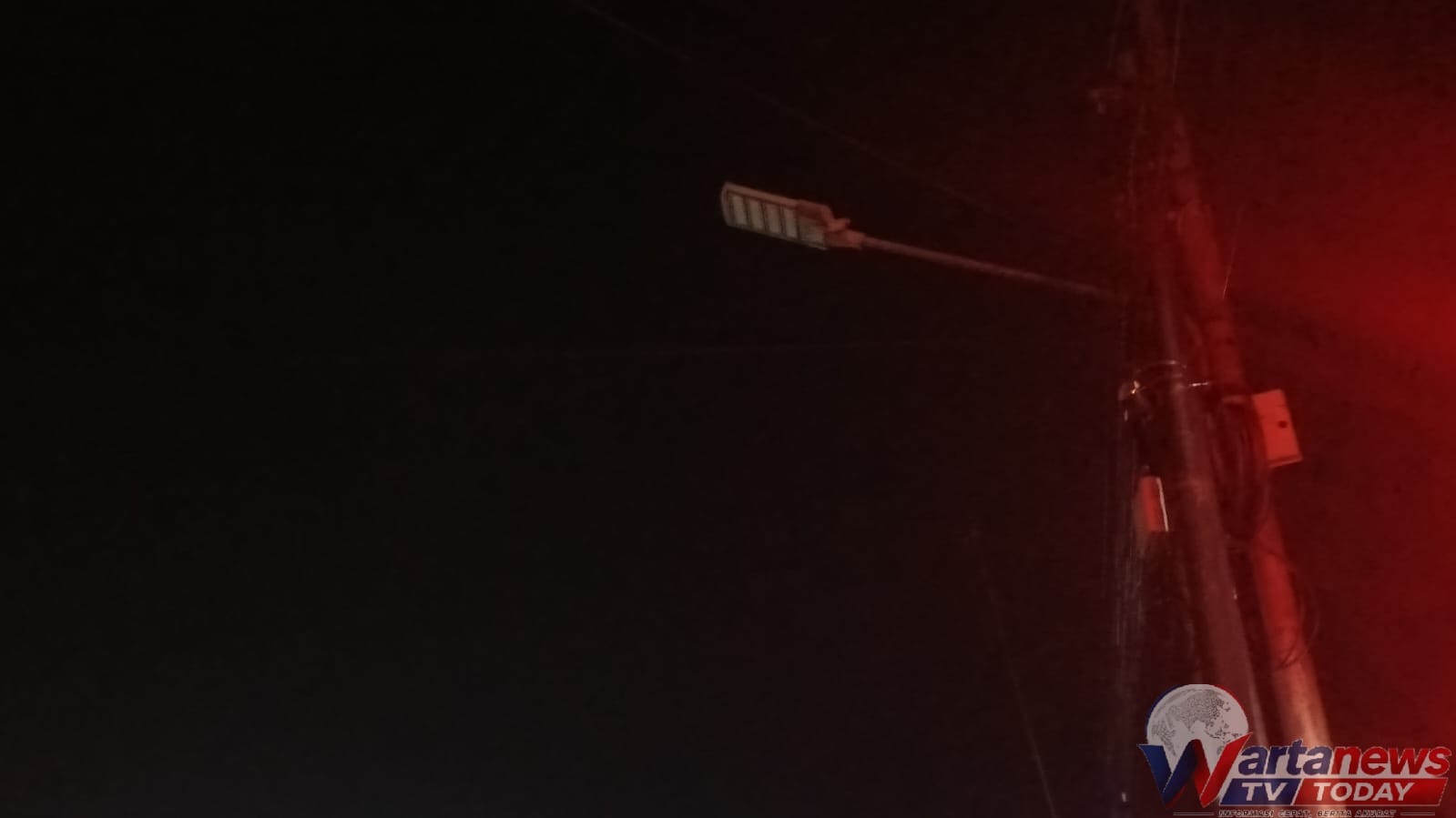 PJU padam di salah satu ruas jalan Kabupaten Kuningan yang menyebabkan kondisi jalan minim penerangan pada malam hari