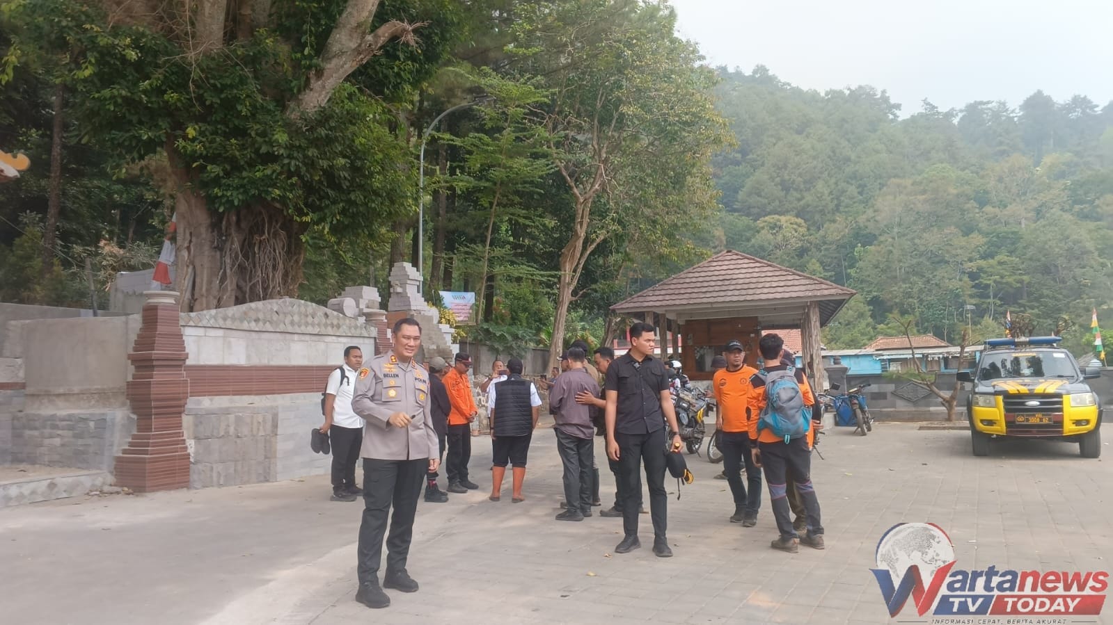 Kapolres Kuningan memantau penanganan kebakaran hutan Pasawahan Singkup