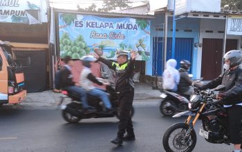 Iptu Cecep imam Santoso Polsek Cilimus Laksanakan PH Antisipasi Kerawanan Pagi di Depan SMPN 1 Cilimus