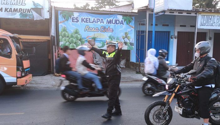 Iptu Cecep imam Santoso Polsek Cilimus Laksanakan PH Antisipasi Kerawanan Pagi di Depan SMPN 1 Cilimus