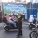 Personel Polsek Cilimus melaksanakan pengamanan pagi di depan SMPN 1 Cilimus.