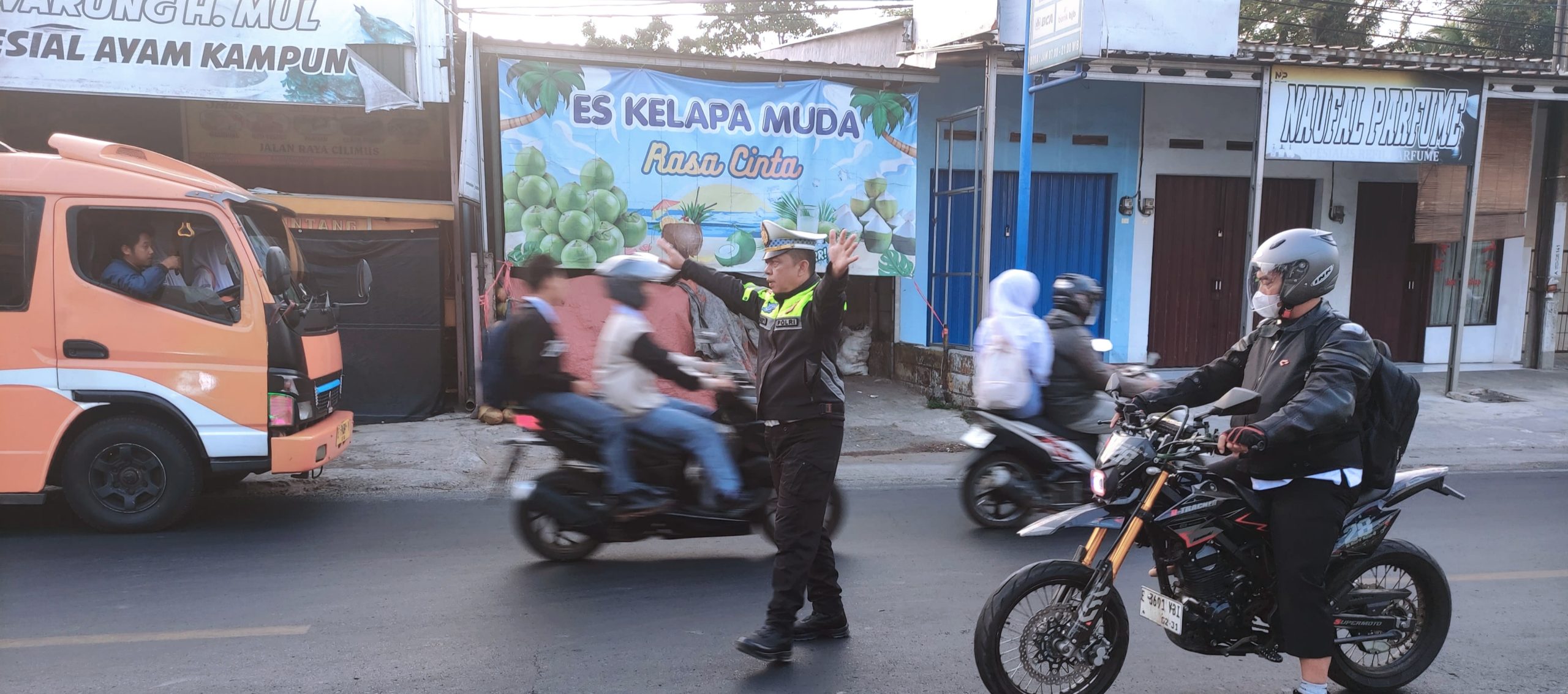 Personel Polsek Cilimus melaksanakan pengamanan pagi di depan SMPN 1 Cilimus.