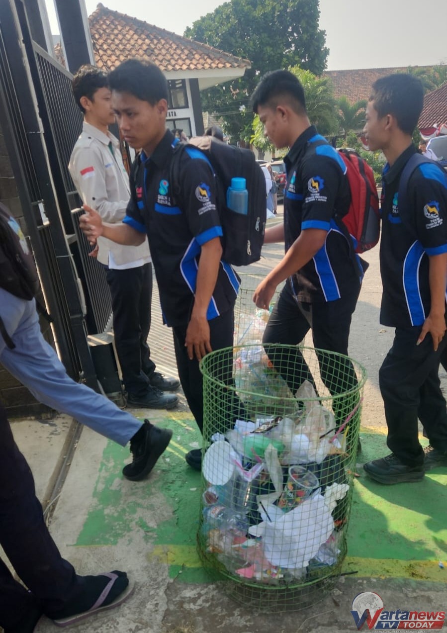 Siswa SMKN 1 Japara mengikuti program Tiket Sampah