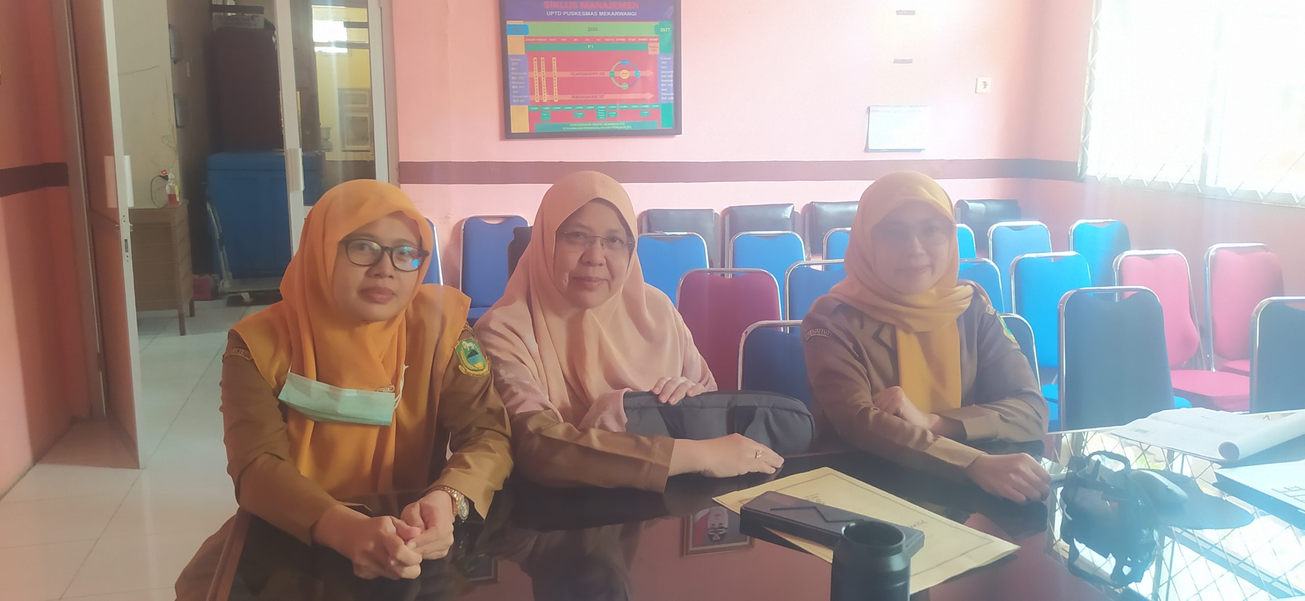 Kepala Puskesmas Mekarwangi Lebakwangi dr Hj Wikwiek Dewi Savitri saat memberikan keterangan mengenai peningkatan pelayanan kesehatan masyarakat