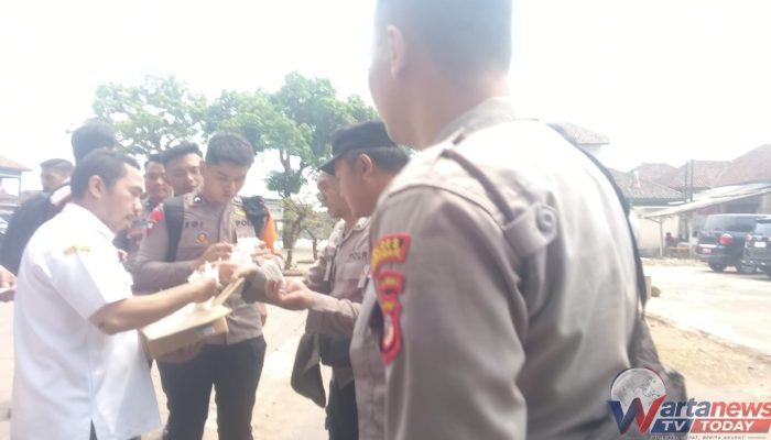 Puskesmas Pasawahan Kuningan bagikan Masker Paska Kebakaran Hutan Singkup _ Pasawahan antisipasi Ganguan Ispa