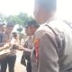 Petugas kesehatan membagikan masker pascakebakaran hutan Pasawahan Singkup Kuningan