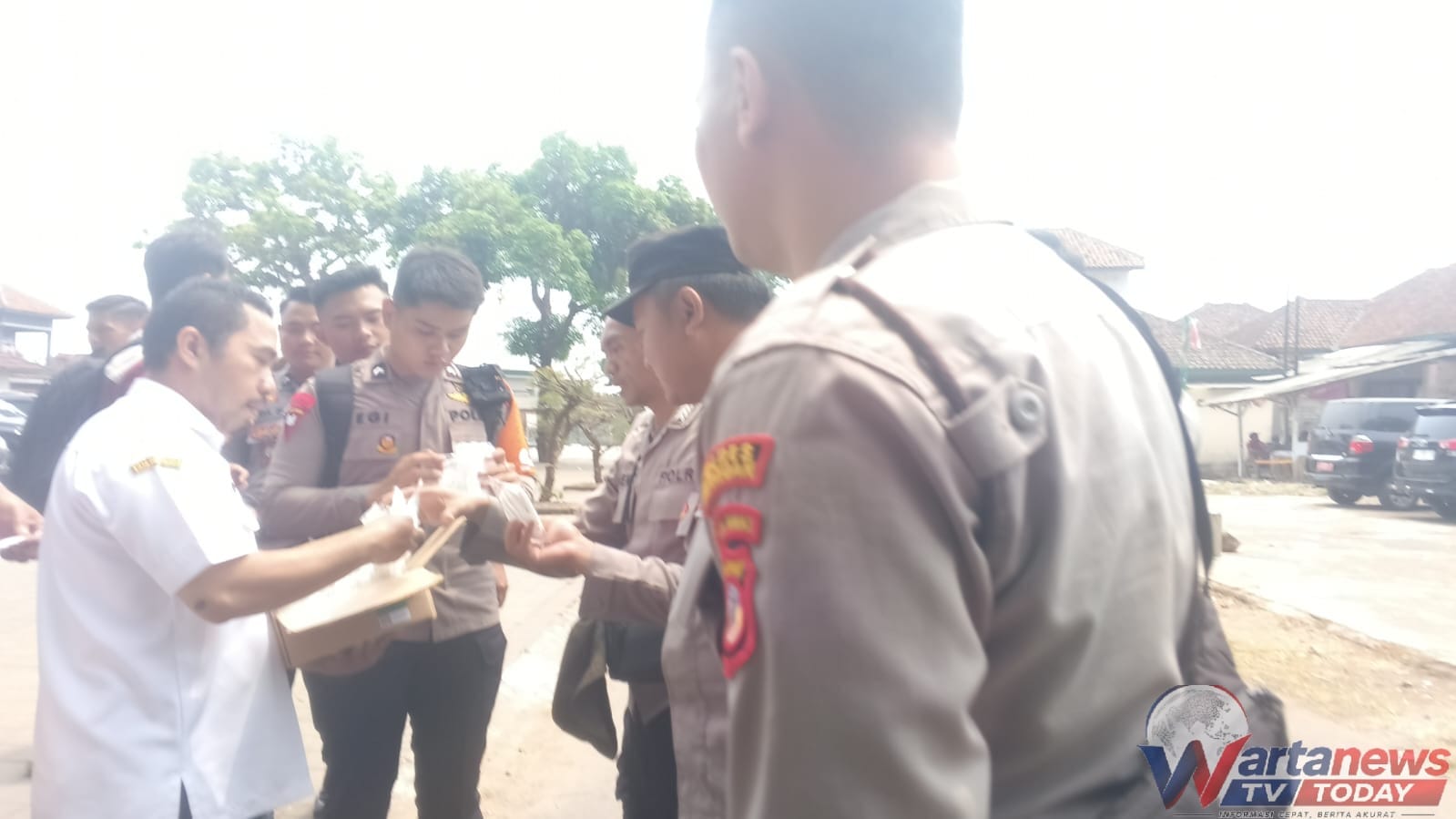 Petugas kesehatan membagikan masker pascakebakaran hutan Pasawahan Singkup Kuningan