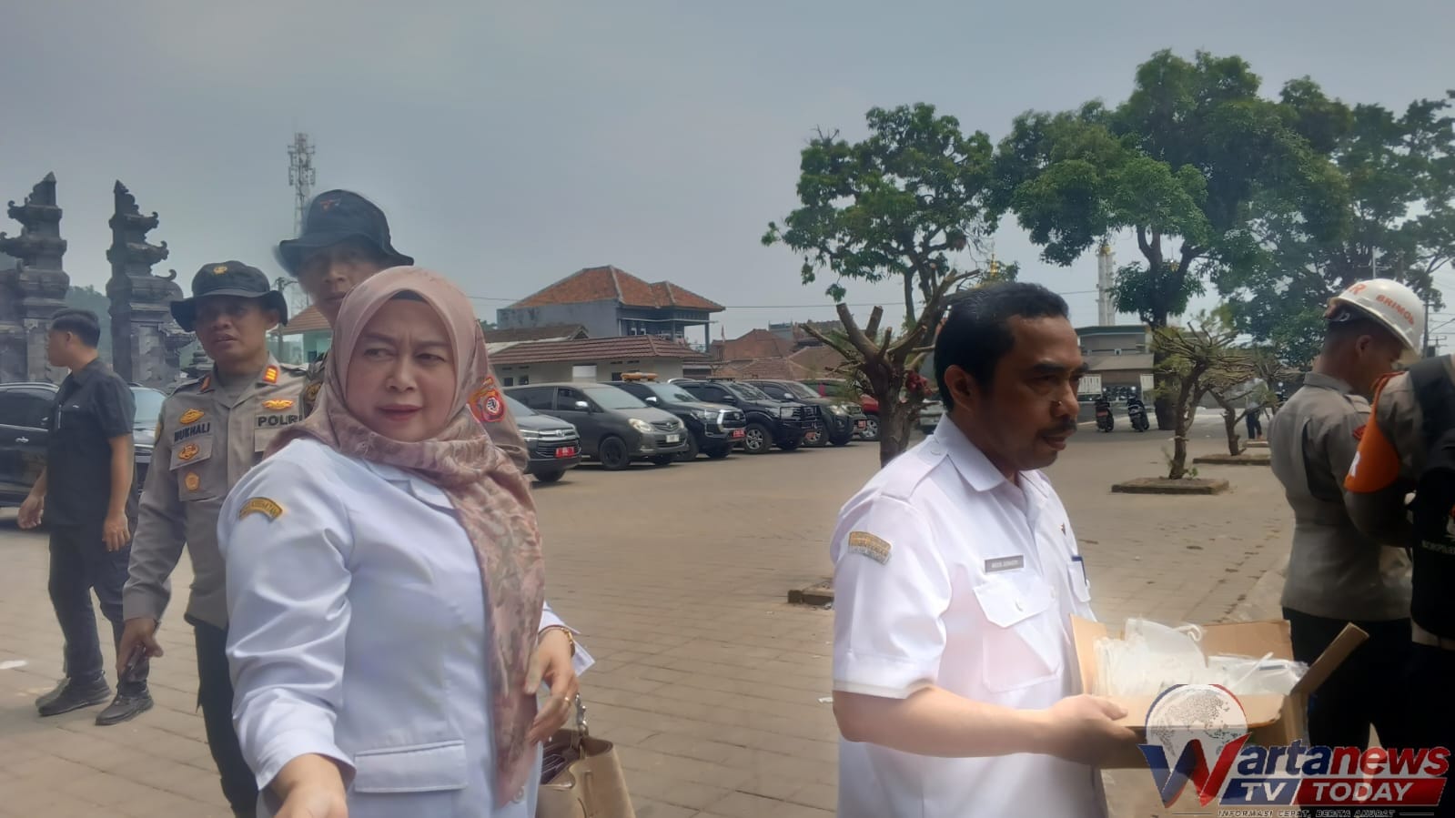 Petugas kesehatan membagikan masker sebagai langkah antisipasi gangguan pernapasan akibat asap dan debu pascakebakaran hutan