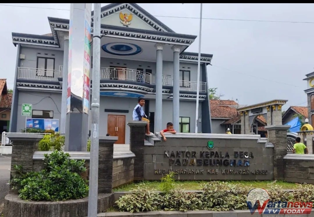 Kepala Desa Padabeunghar Ruhiyat bersama masyarakat dalam upaya pembangunan dan pemberdayaan desa di kaki Gunung Ciremai.
