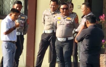 Kasat Lantas Polres Kuningan memberikan edukasi keselamatan berlalu lintas kepada siswa SMKN 1 Japara.