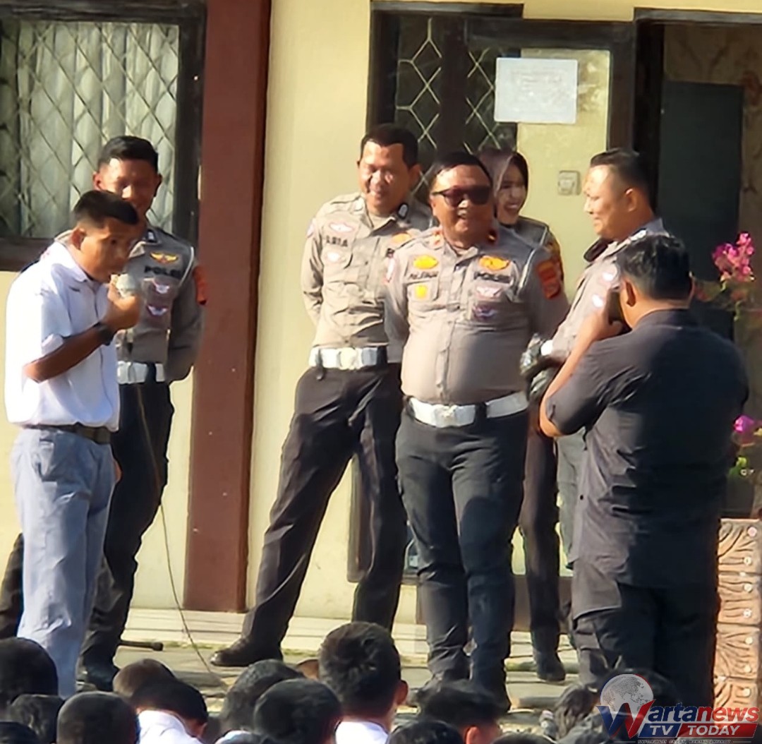 Kasat Lantas Polres Kuningan memberikan edukasi keselamatan berlalu lintas kepada siswa SMKN 1 Japara.