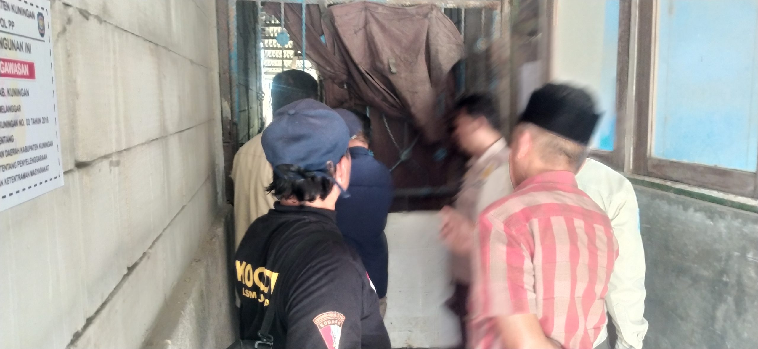 Satpol PP menertibkan rumah kos di Cirendang Kabupaten Kuningan