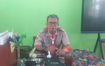 Kepala SDN Luragungtonggoh Yayat Hadiyat bersama lingkungan sekolah di Kecamatan Luragung Kuningan