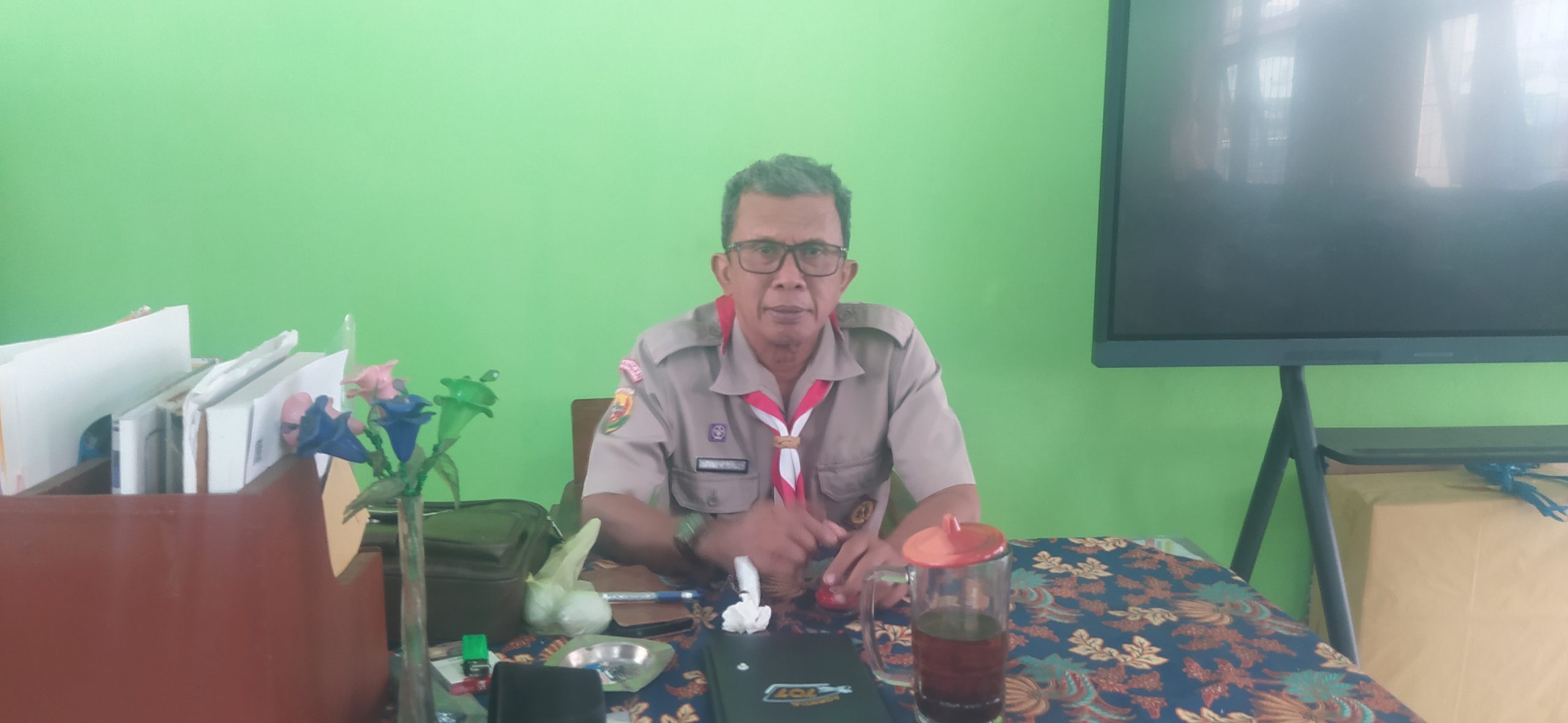 Kepala SDN Luragungtonggoh Yayat Hadiyat bersama lingkungan sekolah di Kecamatan Luragung Kuningan