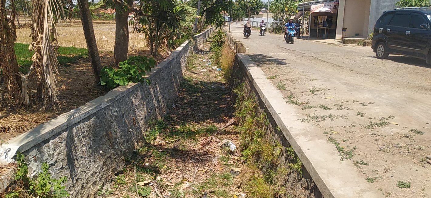 Kondisi sungai di Kuningan mulai mengering akibat debit air menurun saat musim kemarau
