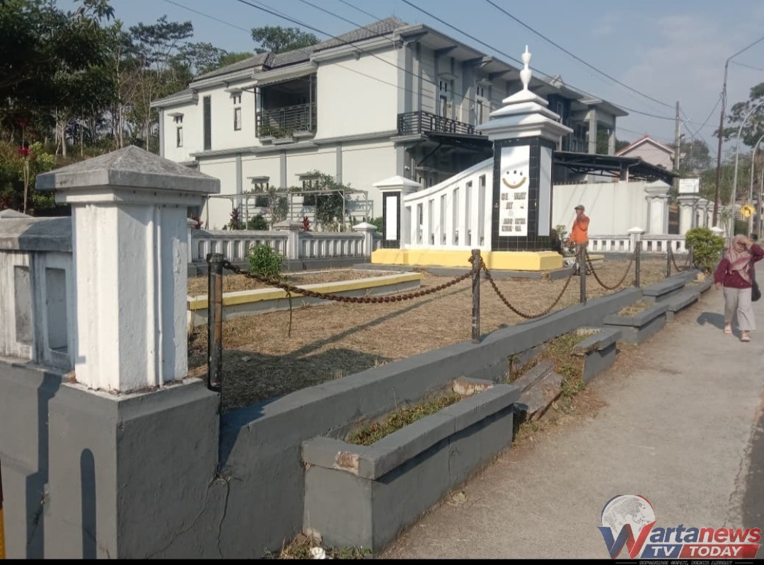Tugu Batas Kuningan–Cikijing setelah dibersihkan dan ditata