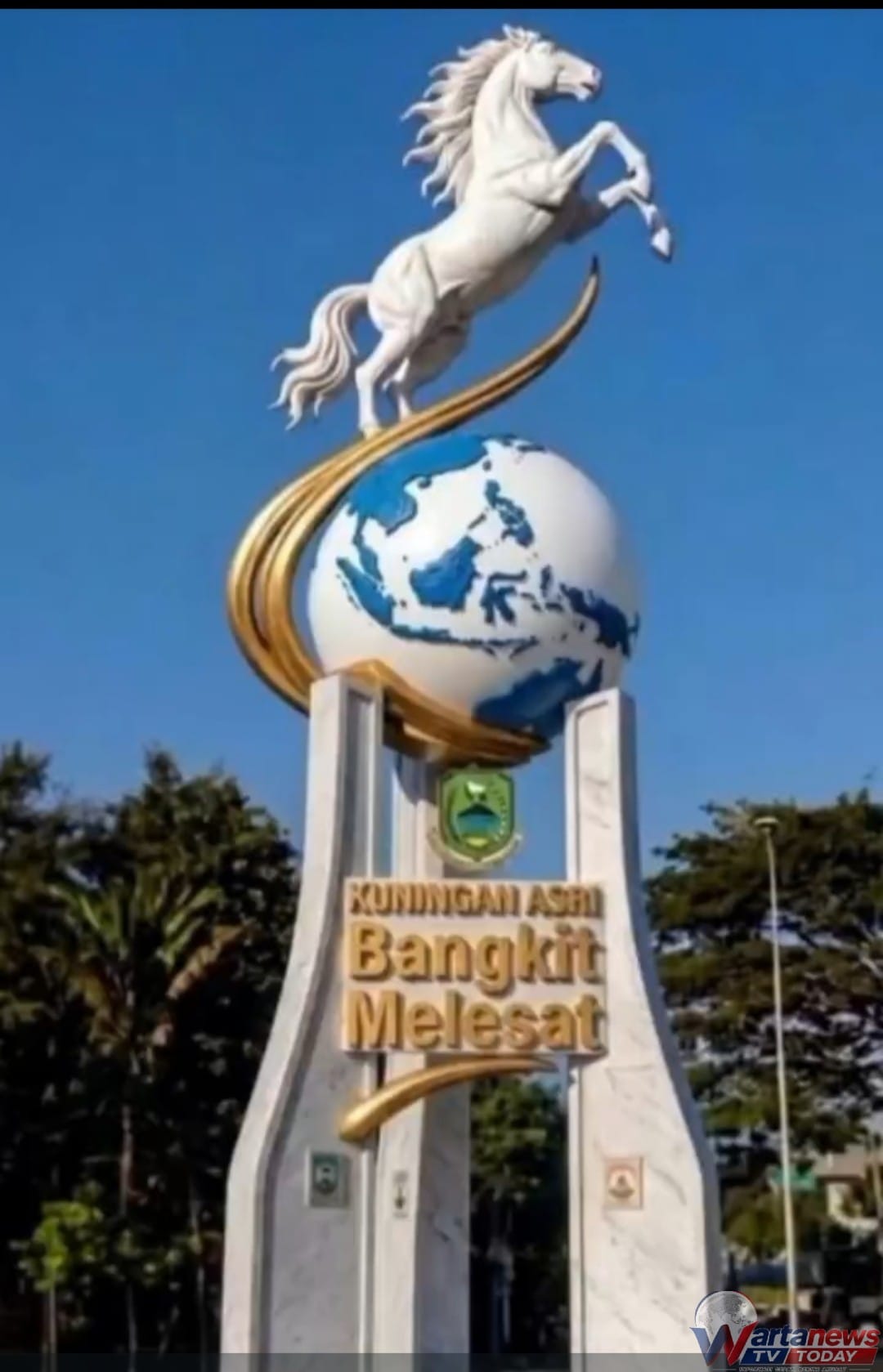 Tugu Bola Mang Dian Cerdas yang menjadi perhatian masyarakat di tengah polemik pembangunan dan perdebatan mengenai manfaatnya.
